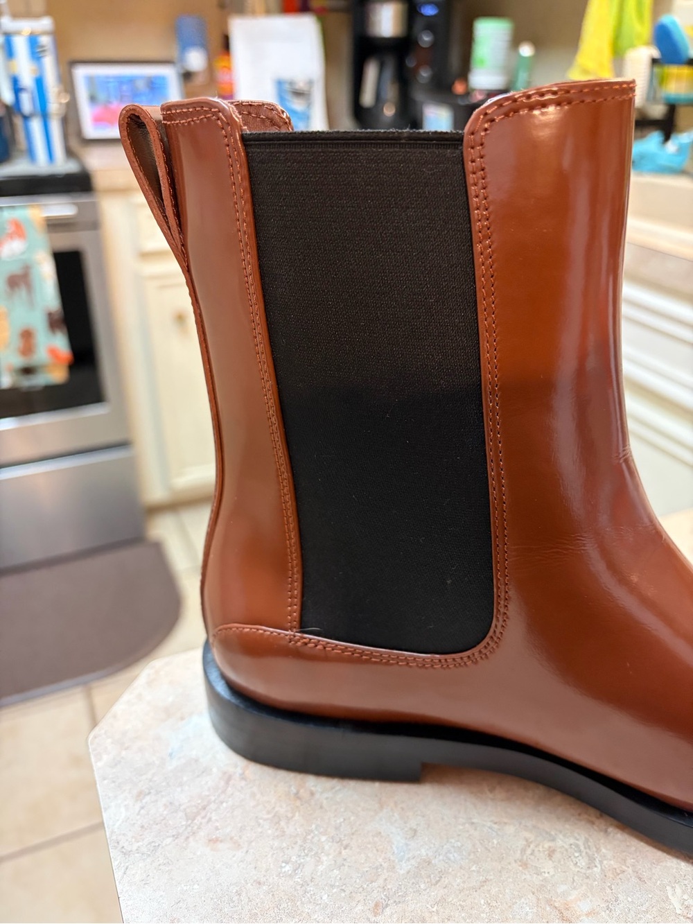 Everlane Chelsea Boot in Rum, size 8 - Picture 4 of 11
